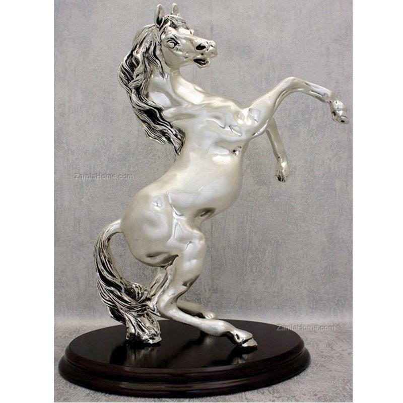 Medium size elite horse