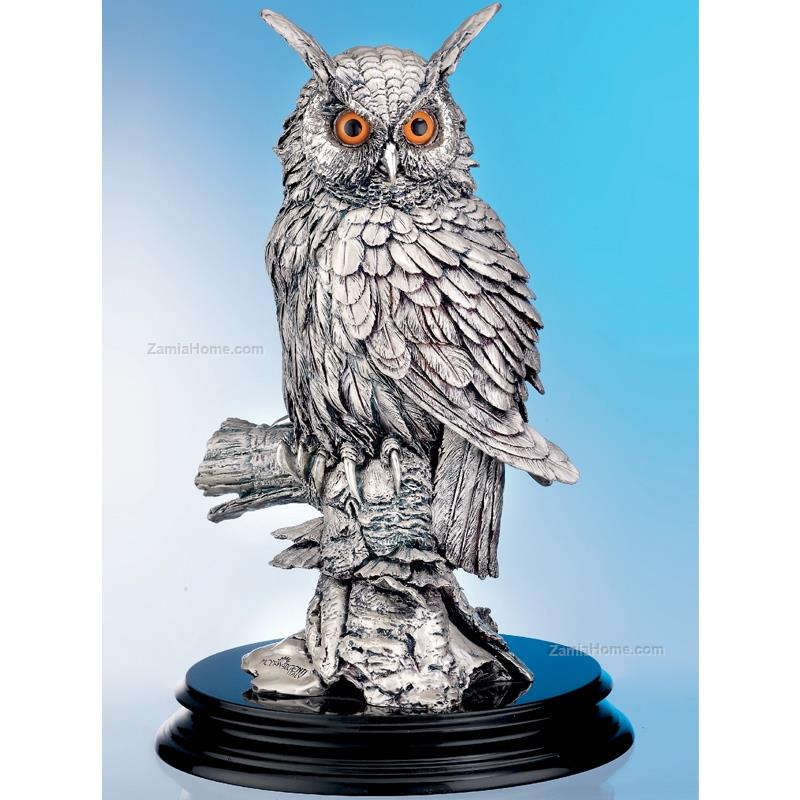 Owl on trunk