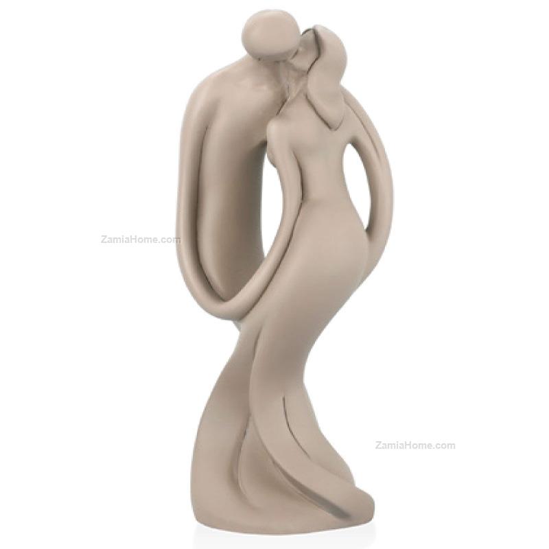 Sculpture kissing couple